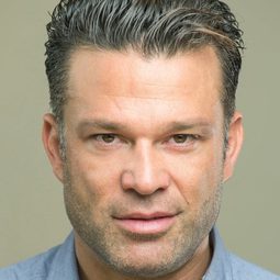 科斯塔斯·薩默 飾演 Otis