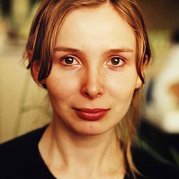 Evelyn Kaplun 飾演 Evelyna