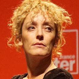 Juliette Arnaud 飾演 Charlotte