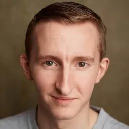 Euan Mason 飾演 John