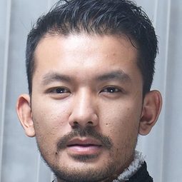 Rio Dewanto 飾演 Angkasa Narendra Putra