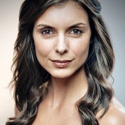 Tennille Read 飾演 Angela