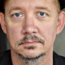 Tom Wood 飾演 Lt. Fontana