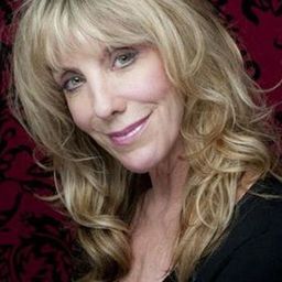 Ellen-Ray Hennessy 飾演 Tracy