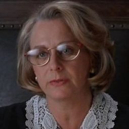 羅謝爾·奧利佛 飾演 Mrs. Vaughn