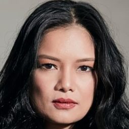 梅利兒·索里亞諾 飾演 Coach Eden