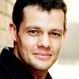 Gareth Rickards 飾演 Buzz