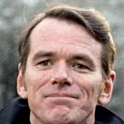 威廉·歐馬利 飾演 Father Joseph Kevin Dyer