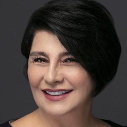 黛珍·雅庫特 - Tight Dress演員 飾演Gule'nin annesi