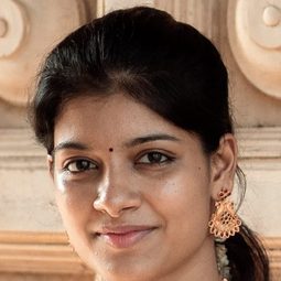 Monisha Blessy 飾演 