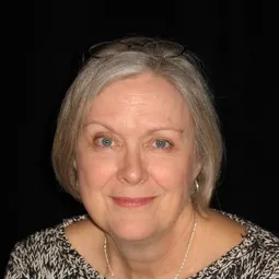 Tedde Moore 飾演 Mrs. Lees