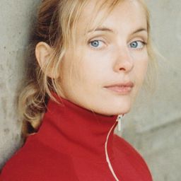 娜雅·烏爾 飾演 Nadine Hoffmann