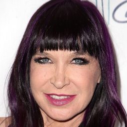 羅芙洛 - 蠍子夫人演員 飾演Alena Moore