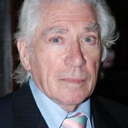 Ian Finlay 飾演 William Cross