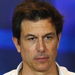 Toto Wolff - 新秀就位：賓士賽車手基米安東內利演員 飾演Self