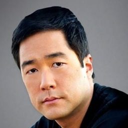 唐一芽 飾演 Agent Alec Wong