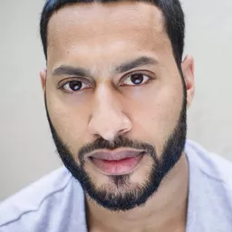 Ryan McKen 飾演 Emre