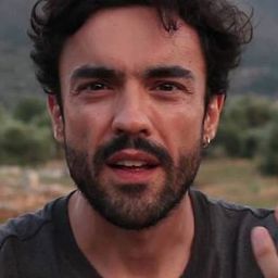 Dimitris Kouroubalis 飾演 Dimitris