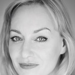 Christine Tremarco 飾演 Vron