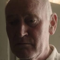 John Flanagan 飾演 Arnold Burtin