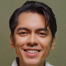 卡羅·艾奎諾 飾演 