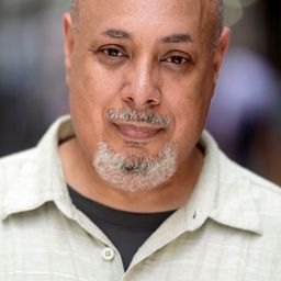 Vince Edgehill 飾演 Doorman