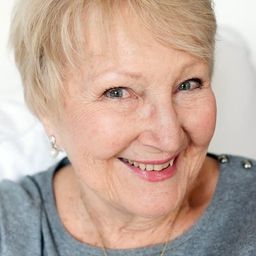 Évelyne Grandjean 飾演 (voice)