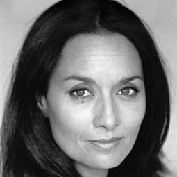 Patricia Malvoisin 飾演 Suzanne