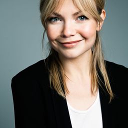 Marie Robertson 飾演 Tina