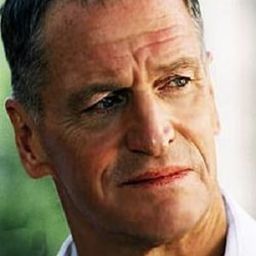 Aleksandr Yakovlev 飾演 Trenchcoat killer