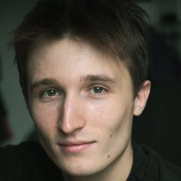 Geoffrey Carlassare 飾演 