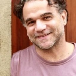 Eduardo Moreira 飾演 