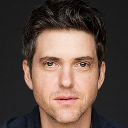 Maxim Gaudette 飾演 Antonin