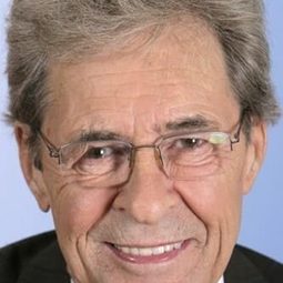 Ezard Haußmann 飾演 Johann Schneider