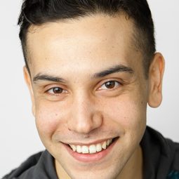 Isaac J. Cruz 飾演 Rohrbacher