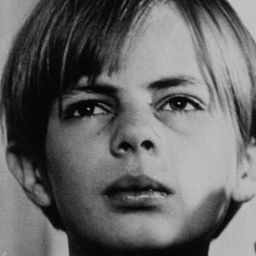 Jörgen Lindström 飾演 Elisabet's Son (uncredited)