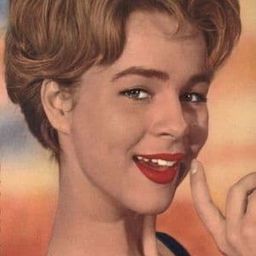 Cornelia Froboess 飾演 Elisabeth Lange