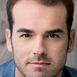 傑夫·梅卡姆 - 馬里布救生營演員 飾演Roger