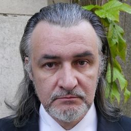 John Arnold 飾演 Adolf Hitler