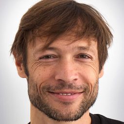 Hugo Dillon 飾演 Le prof de gym