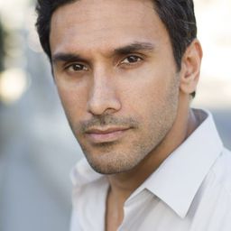 Ethan Rains 飾演 Tomàs