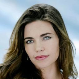 Amelia Heinle 飾演 Stephanie Lewis