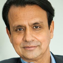 Ajay Mehta 飾演 Photo Clerk