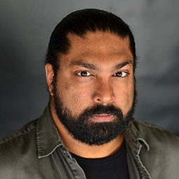 Gugun Deep Singh 飾演 Singh