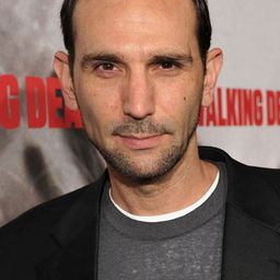 Andrew Rothenberg 飾演 Max