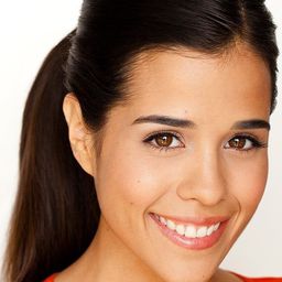 Regina Saldivar 飾演 Sam