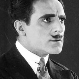 Jean De Briac 飾演 Moving Man (uncredited)