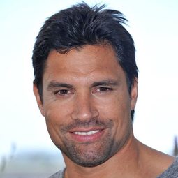 馬努·貝內特 飾演 Frankenstein