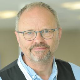 Robert Llewellyn 飾演 Self - Host