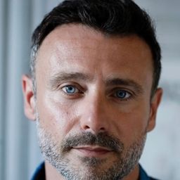 Nathanaël Maïni 飾演 Tony